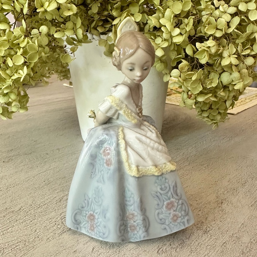 Lladro “Pepita” 5375 *rare+retired* Porcelain figurine MINT condition w/box!